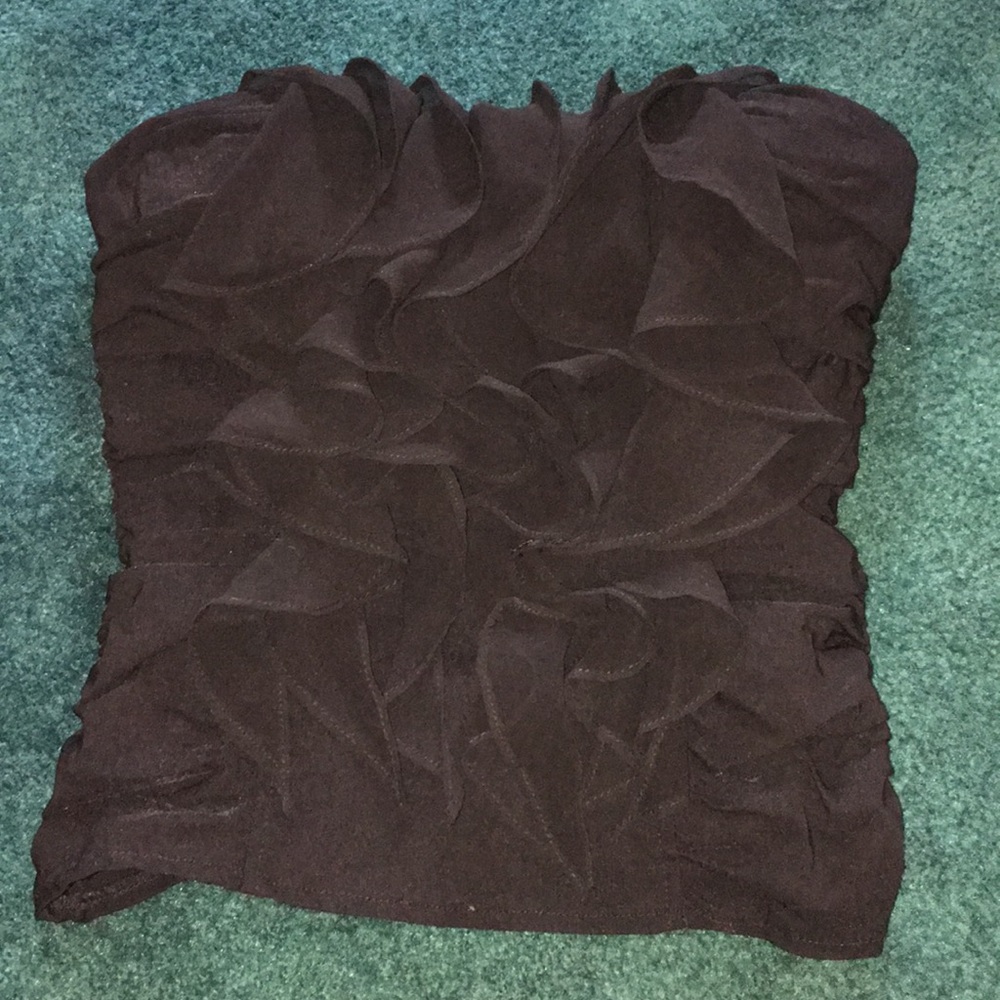 Black ruffle strapless shirt!